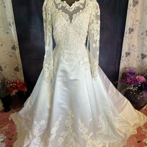 Alfred Angelo Long Sleeve Lace Wedding Dress - Ivory and White  105   Size 10